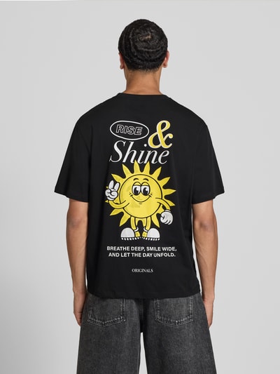 Männermodel trägt zwart heren T-shirt van Jack & Jones van puur katoen met motiefprint model 'VINTAGE CARTOON', regular fit, ronde hals, ruglengte maat M 69 cm, Ganzkörperansicht Rückansicht.