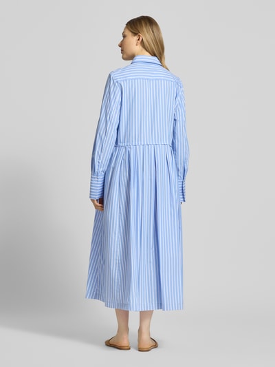 Frauenmodel trägt Regular Fit Midikleid mit Umlegekragen von WHITE LABEL aus blau-weiß gestreiftem Baumwoll-Mix, langärmelig, taillierte Passform, durchgängige Knopfleiste, Rückenlänge bei Größe 36: 127 cm, Brustweite 48 cm, Ärmellänge 65 cm, Ganzkörperansicht Rückansicht.