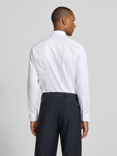 Mannelijk model draagt wit zakelijk overhemd van katoen, Slim Fit Businesshemd aus reiner Baumwolle van Seidensticker, volledig lichaam achteraanzicht.