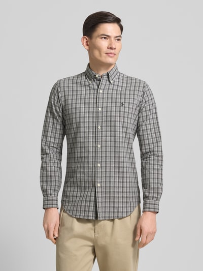 Männermodel trägt Custom Fit Freizeithemd mit Button-Down-Kragen von Polo Ralph Lauren aus reiner Baumwolle, kariertes Muster, Knopfleiste, Label-Stitching, Ganzkörperansicht von vorne.