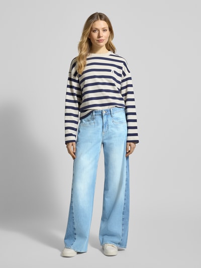 Vrouwenmodel draagt Wide Fit Jeans model 'Morgan' van BRAX, lichte blauw, mix van katoen en elastaan, steekzakken, wide fit, geheel vooraanzicht