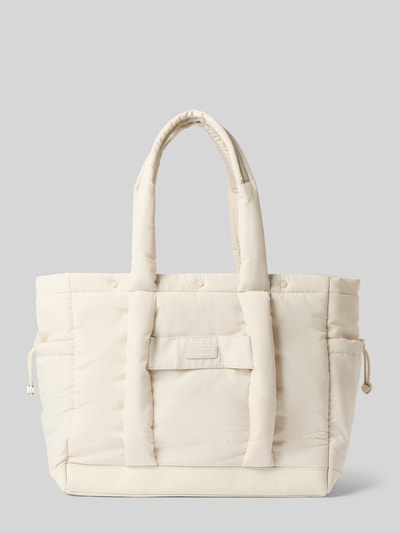 Produktfoto, cremefarbene Handtasche mit Label-Patch Modell 'Cool Buddy' von Hey Marly, Hauptfach mit Reißverschluss, Tragehenkel, großes Format, Maße ca. 53 cm Breite, 35 cm Länge, 15 cm Tiefe, Schulterriemen 67 cm. Textur weich, wattiert.