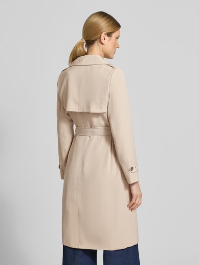 Vrouwenmodel draagt Zweireihiger Trenchcoat met Bindegürtel van MICHAEL Michael Kors in beige, regular fit, reverskraag, ruglengte maat S 47 cm, schouderbreedte 40 cm, borstwijdte 50 cm, mouwlengte 63 cm, met dubbele rij knopen, strikceintuur, gladde textuur, ganzekörperansicht rückansicht.
