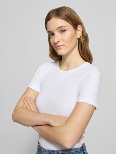 Frauenmodel trägt T-Shirt mit geripptem Rundhalsausschnitt Modell 'FRANKIE' von JJXX, weiß, schlichte Struktur, Nahaufnahme Oberkörper. Damen T-Shirt aus Baumwoll-Elasthan-Mix, Slim Fit, Rückenlänge S: 54 cm.