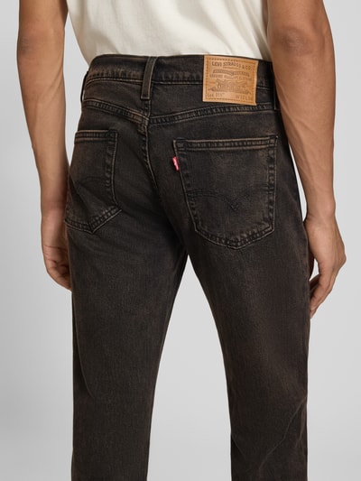 Männermodel trägt Slim Fit Jeans aus katoenmix Modell '511® SLIM' van levi's®, heren slim jeans, detailopname achteraan