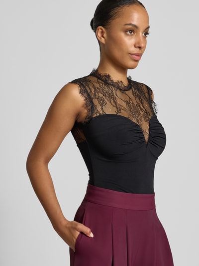 Frauenmodel trägt Body mit Spitzenbesatz von Rinascimento, enganliegend, Stehkragen, Spitze oben, Bordeaux-Rock, Nahaufnahme Oberkörper.