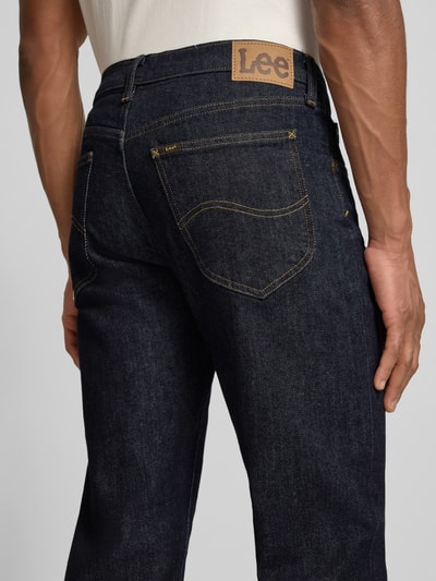Männermodel trägt Slim Fit Jeans im 5-Pocket-Design Modell 'DAREN' von Lee, dunkelblauer Baumwoll-Mix, Detailaufnahme Rückansicht.