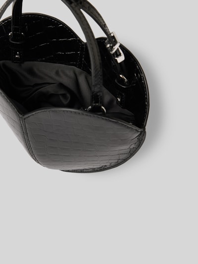 Produktfoto, Crossbody Bag aus echtem Leder von ROTATE in Schwarz mit Schlangenmuster, kurzem Henkel und Zipper-Hauptfach, Detailaufnahme