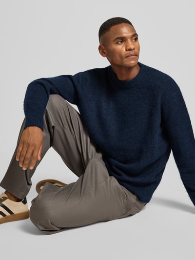 SELECTED HOMME Sweter o kroju relaxed fit z dzianiny z dodatkiem wełny model ‘RAI BRUSHED’ Granatowy 3