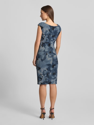 Männermodel trägt Slim Fit Kleid mit Kappärmeln von Swing, elastyczny materiał, asymetryczny dekolt, marszczenia, długość z tyłu 100 cm, szerokość w rozmiarze 36: 40 cm, widok całej sylwetki od tyłu.