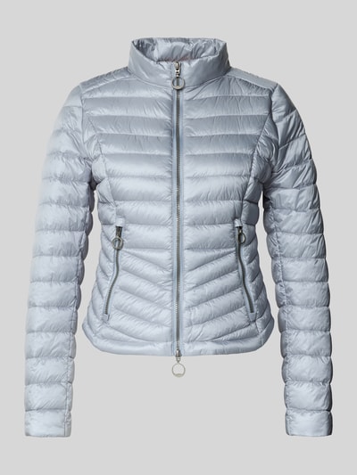 Produktfoto, Steppjacke mit Stehkragen von Gil Bret in Silber, körpernahe Passform, Zweiwege-Reißverschluss, dezente Steppstruktur.
