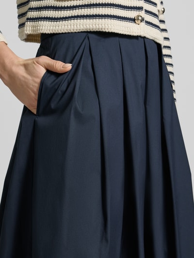 Frauenmodel trägt Midirock mit Eingrifftaschen Modell 'KYLIE' von 0039 Italy aus Baumwoll-Mix mit Stretch-Anteil, Detailaufnahme.