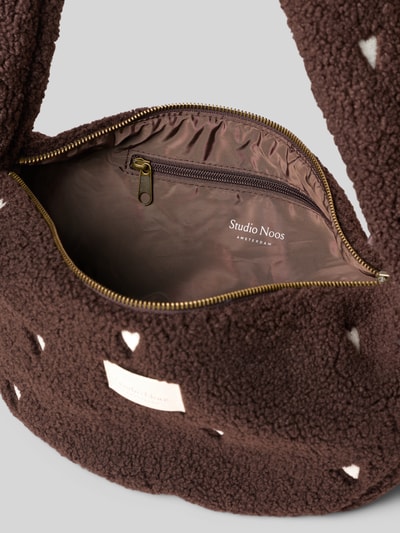 Produktfoto, Schulter Bag in Teddy-Qualität von Studio Noos, braun mit weißen Herz-Stitchings, Reißverschluss, Innenfach, Struktur Szerokość w rozmiarze 41 cm, długość w rozmiarze 22 cm, głębokość w rozmiarze 9 cm, długość paska na ramię w rozmiarze 90 cm