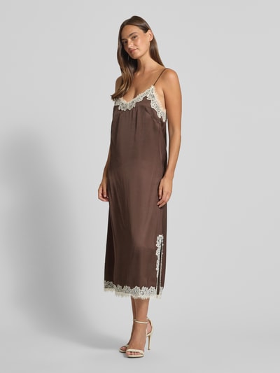 Frauenmodel trägt Midikleid aus Viskose mit Spitzenbesatz von Jake*s Collection in Braun mit cremefarbener Spitze, A-Linie, Spaghettiträger, Ganzkörperansicht von vorne.