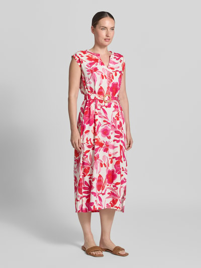 Frauenmodel trägt Midikleid aus Viskose mit Gürtel Modell 'An44na' von ZABAIONE, rotes Allover-Blumenmuster, Ganzkörperansicht von vorne.