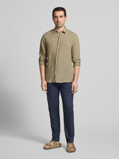 Männermodel trägt Regular Fit Leinenhemd mit Kentkragen Modell 'Spenser' von Tiger Of Sweden in Beige, reine Leinenstruktur, Knopfleiste, Ganzkörperansicht von vorne.