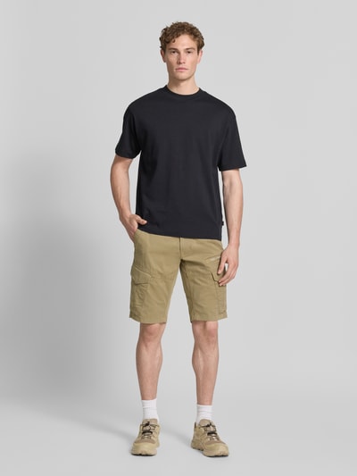 Männermodel trägt Tapered Fit Cargo Bermudas mit Pattentaschen Modell 'Nordrop' von PME Legend, Baumwoll-Mix mit Stretch-Anteil, Ganzkörperansicht von vorne.