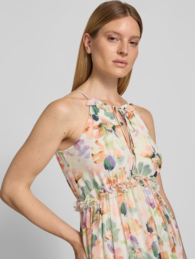 Frauenmodel trägt Cocktailkleid mit Rüschen und Cut Out im Rücken von Jake*s Cocktail aus Chiffon, floraler Allover-Look, Nahaufnahme Oberkörper. Rückenlänge bei Größe 36: 133 cm, Brustweite bei Größe 36: 33 cm, Ärmellänge bei Größe 36: 22 cm.