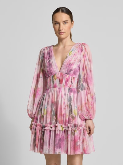 Vrouwenmodel draagt Cocktailkleid aus Tüll mit V-Ausschnitt van LACE & BEADS in roze met A-lijn, minikleed, tule, V-hals, borstwijdte 33 cm, ruglengte 90 cm, mouwlengte 61 cm, Nahaufnahme bovenlichaam.
