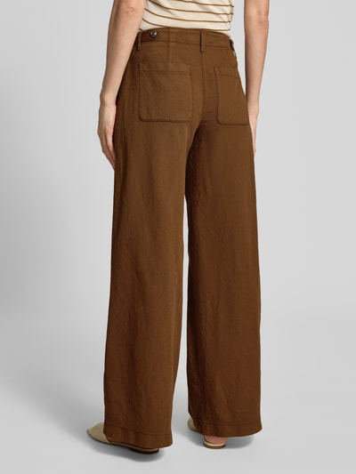 Frauenmodel trägt Hose mit weitem Bein und Eingrifftaschen von Luisa Cerano, Braunton, Leinen-Baumwoll-Mix, Ganzkörperansicht Rückansicht.