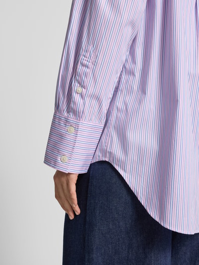 Frauenmodel trägt Oversized Hemdbluse aus reiner Baumwolle Modell 'HOTEL AMOUR' von Selected Femme, Optik:Allover-Muster, Nahaufnahme Oberkörper.