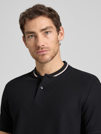 Männermodel trägt Regular Fit Poloshirt aus einer Baumwolle C-PRATT40 von BOSS, Optik: Unifarben, Piqué, Nahaufnahme Oberkörper.