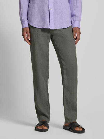 Männermodel trägt Straight Fit Leinenhose aus reinen Leinen Modell 'Lynx' von Mmx, graugrün, glatte Textur, Ganzkörperansicht von vorne. Herren Leinenhose, Gesäßtaschen, Knopf- und Reißverschluss, Bundweite 43 cm, Innenbeinlänge 81 cm bei Größe 32/32.