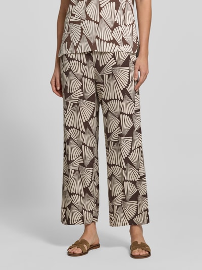 Frauenmodel trägt Wide-Leg-Pants mit französischen Eingrifftaschen von Betty Barclay, braun-cremes gemustert, Reine Viskose, Loose-Fit, Elastischer Bund, Bundweite 40 cm, Innenbeinlänge 66 cm, Ganzkörperansicht von vorne.