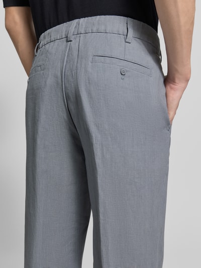 Männermodel trägt Straight Fit Leinenhose mit Bügelfalten von JAKE*S STUDIO MEN, Reine Leinen, Eingrifftaschen, Gesäßtaschen, teilelastischer Bund, Knopf- und Reißverschluss, Ganzkörperansicht Rückansicht.
