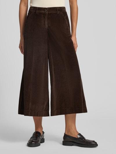 Frauenmodel trägt weite, braune Baumwollhose mit gerippter Textur und geradem Schnitt, Weite Hose aus reiner Baumwolle Modell 'MELLI S' von Brax, Damen Weite Hose, Nahaufnahme Oberkörper