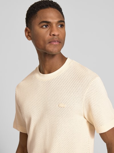Mężczyzna model nosi Regular Fit T-Shirt aus reiner Baumwolle od Lacoste, jednokolorowy, fakturowany wzór, okrągły dekolt, krótki rękaw, dzianina, bawełna, wyhaftowane logo, zbliżenie na górną część ciała
