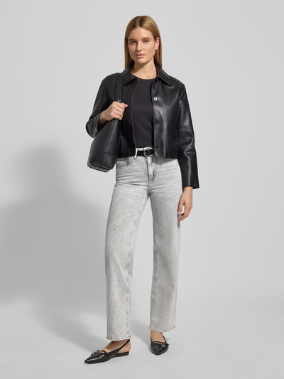 Vrouwenmodel draagt Wide Leg Jeans uit katoenmix Model 'TESSA' van Vero Moda met effen look, high waist, 5-pocketmodel, labelstitching, riemlussen, knoop- en ritssluiting, denimstructuur, voorkant, full body.