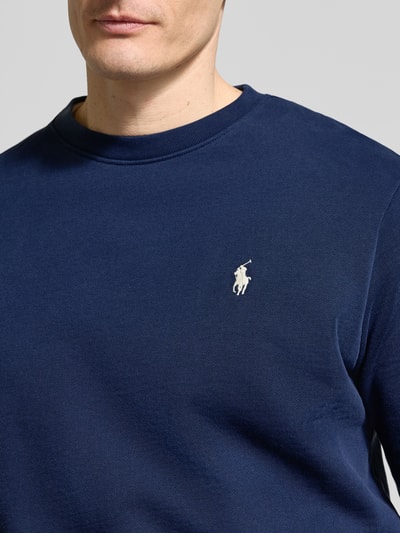Männermodel trägt Relaxed Fit Sweatshirt aus reiner Baumwolle von Polo Ralph Lauren, Optik: Unifarben, Logo-Detail, Nahaufnahme Oberkörper