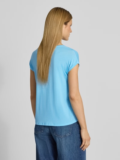 Frauenmodel trägt Relaxed Fit T-Shirt aus Lyocell-Mix Modell 'AVA' von Vero Moda in Hellblau mit kurzen Ärmeln, Melange-Optik, Ganzkörperansicht Rückansicht.