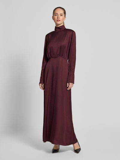 Vrouwenmodel draagt Fließendes Kleid in Maxilänge - curated by Isabelle Hartmann van Style Icon Collection, bordeauxrood satijn, getailleerd, lange mouwen, maxi, staande kraag, volledige voorkant, Ganzkörperansicht von vorne.