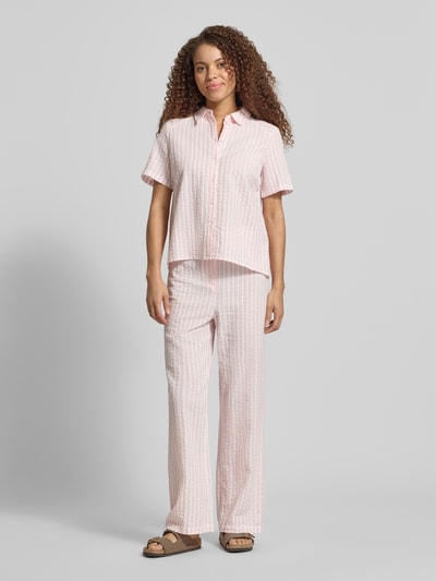 Frauenmodel trägt Straight Leg Hose aus reiner Baumwolle Modell 'TINNA' von Pieces mit Allover-Muster in Crinkle-Optik, Ganzkörperansicht von vorne.