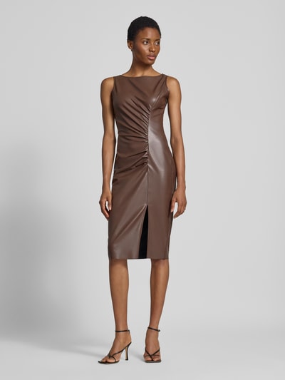 Frauenmodel trägt Slim Fit Midikleid in Leder-Optik Modell 'Lisann' von GUIDO MARIA KRETSCHMER WOMAN, braun, Ganzkörperansicht von vorne.