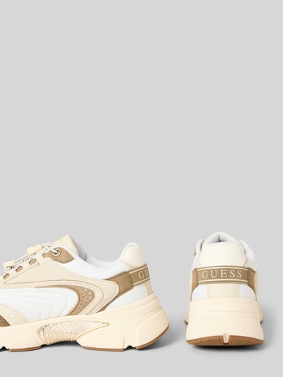 Produktfoto, Sneaker mit Logo-Detail Modell 'Imeri' von Guess in Beige-Weiß mit profilierter Passform und abgerundeter Spitze, Damen Sneaker, Absatzhöhe 5 cm, Schafthöhe 7 cm, Schaftweite 8 cm.