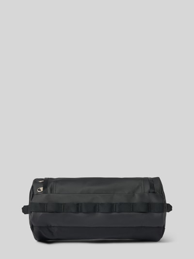 Produktfoto, Travel Canister mit Logo-Print von The North Face in Schwarz, rechteckige Form, glatte Struktur, Hauptfach mit Reißverschluss, Tragehenkel, Innenfach mit Reißverschluss, Maße: 28 cm Breite, 14 cm Länge, 17 cm Tiefe
