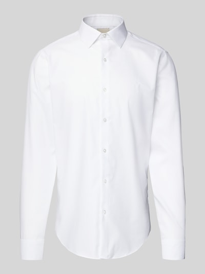 Produktfoto, Slim Fit Business-Hemd met kentkraag van CK Calvin Klein in wit, structuurpatroon, gestikt logo, doorlopende knoopsluiting, mix van katoen en elastaan, ruglengte maat 40: 78 cm, schouderbreedte: 44 cm, mouwlengte: 68 cm
