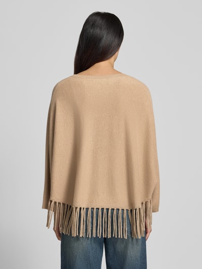 Frauenmodel trägt Relaxed Fit Pullover aus Woll-Mix mit Kaschmir-Anteil von HERZENS in Beige mit Strick-Optik und Fransen-Abschluss, Ganzkörperansicht Rückansicht. Rückenlänge bei Größe 36: 52 cm, Ärmellänge bei Größe 36: 64 cm, langärmelig, V-Ausschnitt.