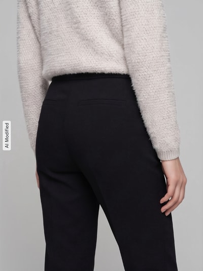 Frauenmodel trägt Regular Fit Gerade Hose aus Viskose-Mix Modell 'Editta' von Stehmann, schwarze Farbe, Nahaufnahme Rückansicht, Damen Gerade Hose, KI-modifiziertes Bild.