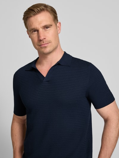 Männermodel trägt Regular Fit Poloshirt mit V-Ausschnitt von Manuel Ritz aus Reine Baumwolle, Strickshirt, Nahaufnahme Oberkörper. Rückenlänge bei Größe M: 66 cm.