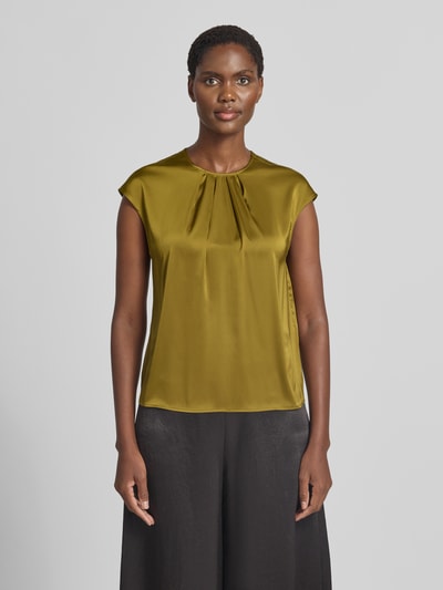 Frauenmodel trägt Regular Fit Bluse aus Satin von zero in glänzendem Olivgrün, elastischer Material-Mix, Kurzarm, Ganzkörperansicht von vorne.