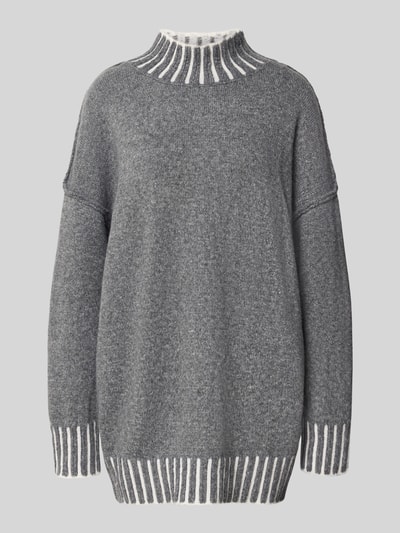 Produktfoto, Strickpullover mit Stehkragen und überschnittenen Schultern von Apricot, relaxed fit, dwukolorowy, stójka, opuszczone ramiona, długość tyłu w rozmiarze S: 79 cm, długość rękawa w rozmiarze S: 49 cm, miękka dzianina w odcieniach szarości z białym akcentem, tekstura melanżowa