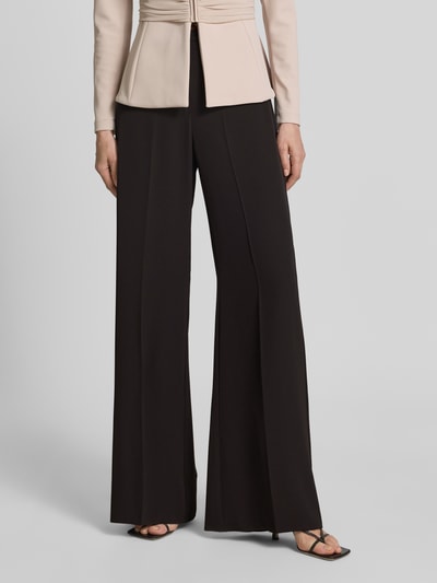 Frauenmodel trägt schwarze Stoffhose mit Bügelfalte von Rinascimento, Wide Leg Fit, Material-Mix mit Stretch, Nahaufnahme Unterkörper, Vorderansicht.