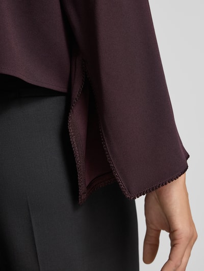 Männermodel trägt Relaxed Fit Bluse mit Bordüre von windsor., ciemnofioletowa bluzka z długim rękawem, okrągły dekolt, detailaufnahme, długość tyłu w rozmiarze 36: 56 cm, długość rękawów w rozmiarze 36: 56 cm