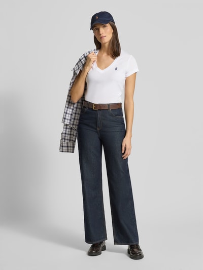 Vrouwenmodel draagt wit T-shirt met Label-Stitching van Polo Ralph Lauren, rechte snit, ribgebreide V-hals, voorkant volledige lichaamsweergave.