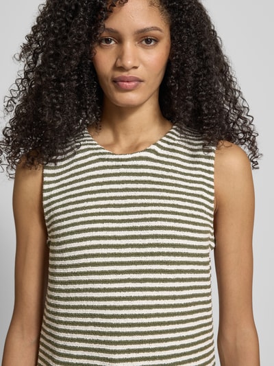 Frauenmodel trägt Frise Yarn Frottee Ringel-Top von Christian Berg Woman mit Regular-Fit, Streifenmuster, Rundhalsausschnitt, Rückenlänge 56 cm, Nahaufnahme Oberkörper.