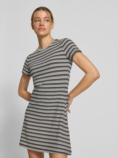 Frauenmodel trägt Körpernahes Freizeitkleid mit Allover-Muster von Tom Tailor Denim, knielang, Rundhals, Kurzarm, Materialverarbeitung: Ripp, Optik:Allover-Muster, Ganzkörperansicht von vorne.